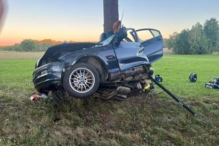 BMW owinęło się wokół drzewa w woj. lubelskim. 23-latek zginął na miejscu