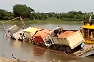Jak utopić 4 wielkie ciężarówki? Bezmyślnie załadować je na lichy prom - WIDEO