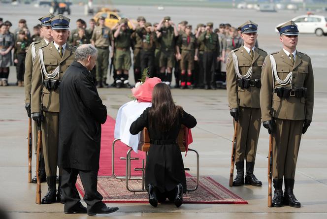 Trumna z ciałem Marii Kaczyńskiej