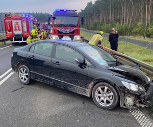 Wypadek między rondami w Lesznie. Zderzyły się dwie osobówki
