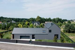 Szary dom w Świerczyńcu koło Tychów