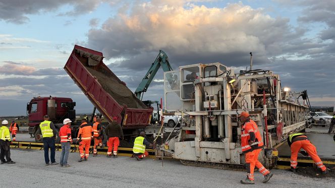 Budowa drogi startowej na lotnisku w Jasionce prawie na finiszu. Zakończenie prac planowane jest na październik
