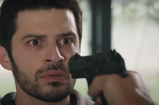 Yaman wyceluje we wroga z broni, ale nie strzeli! 