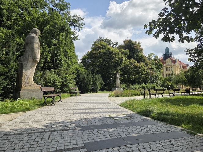 Spacer przez muzyczne serce Bydgoszczy. Park Kochanowskiego zachwyca historią i klimatem