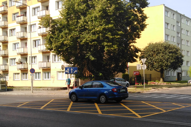 Yellow box na skrzyżowaniu ulic Matejki i Bazarowej w Szczecinie