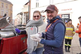 33. Finał Wielkiej Orkiestry Świątecznej Pomocy. Dziennikarze Radia ESKA rozgrzewają Tarnów pysznym żurkiem!