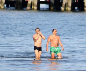 Michał Koterski na plaży z rodziną