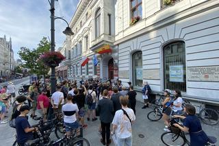 Pogrzeb łódzkiej komunikacji miejskiej. Mieszkańcy zebrali się pod Urzędem Miasta