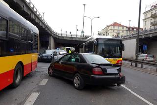 Dwie osobówki i autobus zderzyły się na Trasie Łazienkowskiej. Kierowca uciekł!