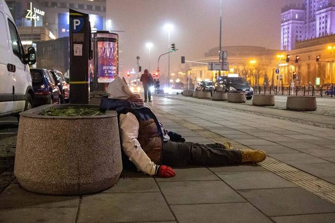 Zamiast twarzy ma lustro. Wyjątkowa rzeźba w centrum Warszawy