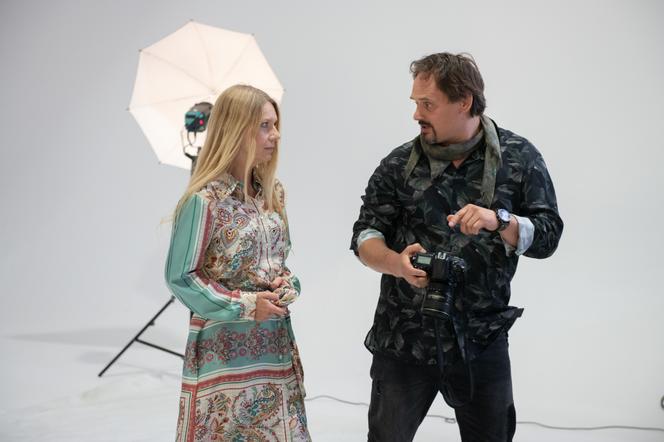 Na Wspólnej odc. 3120. Renata (Marta Jankowska), fotograf Roch (Piotr Łukawski)
