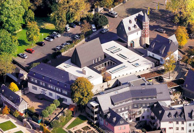 Wybudował sobie plebanię za 125 milionów