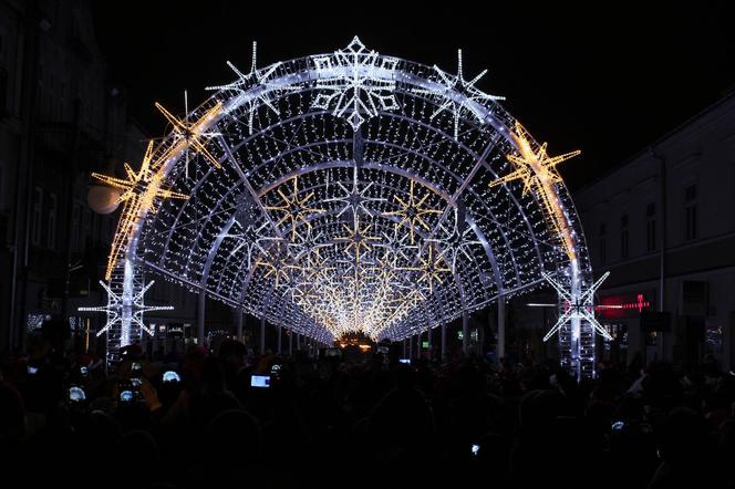 Iluminacja rozbłyśnie w Radomiu. Trwa montaż tunelu świetlnego [WIDEO]