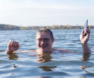 Oni niczego się nie boją! Morsy z woj. lubelskiego rozpoczęły sezon w Firleju!