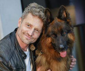 Szalona metamorfoza Marcina Rogacewicza. Zamienił rolę męża na romans z gwiazdą „Klanu”