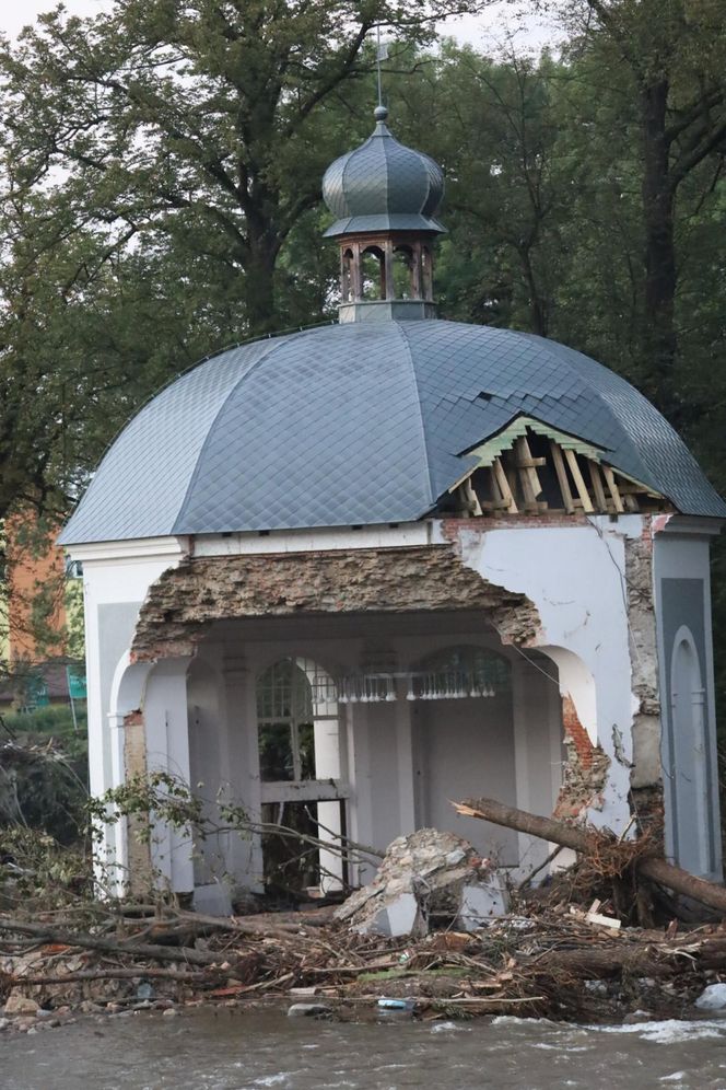 Dotarliśmy do odciętego od świata Stronia Śląskiego. Wstrząsający obraz zniszczeń. 