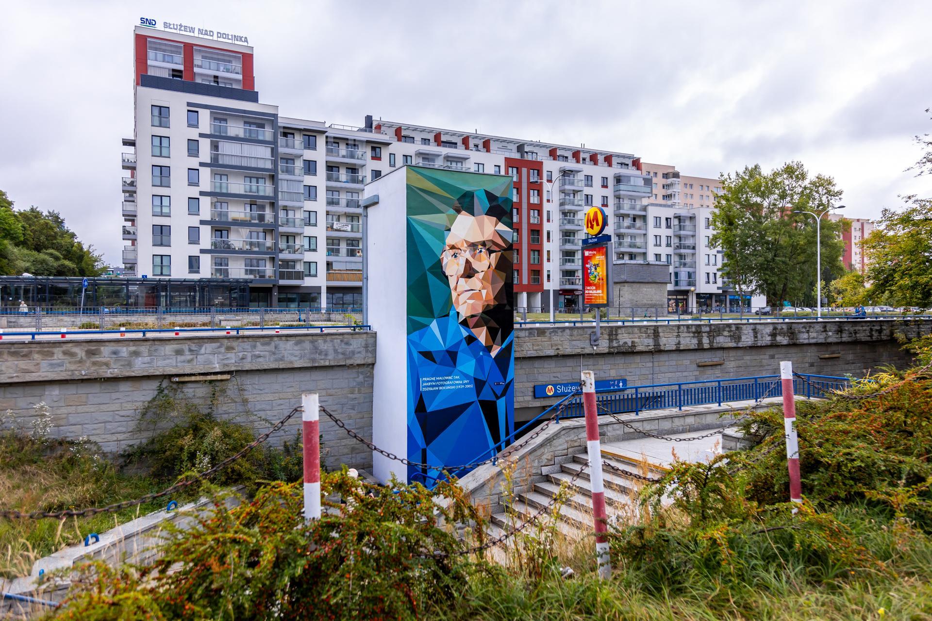 Murale ze sławnymi Polakami przy stacjach metra w Warszawie