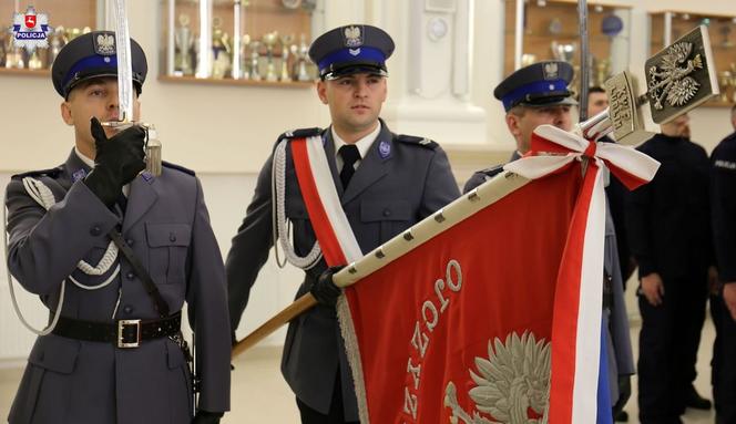 W lubelskiej policji jest więcej mundurowych. Za nimi uroczyste ślubowanie