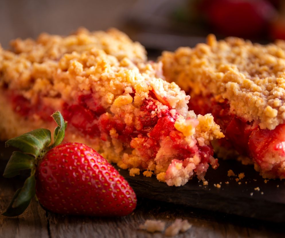 Sypane ciasto z truskawkami na szybko: przepis na włoskie ciasto z kruszonką