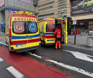 Potrącenie trzech nastolatek w centrum Warszawy. Kierowca wyjeżdżał z parkingu