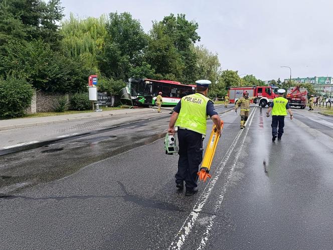 Autobus staranował przystanek. Dramatyczna relacja. „Kilka osób pod autobusem”