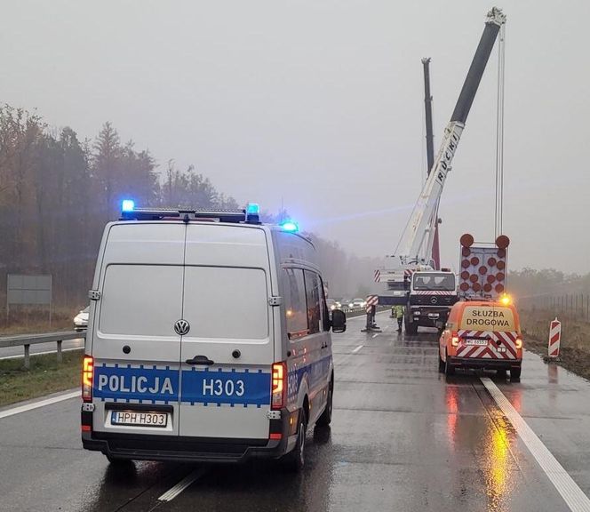 Powiat Garwoliński: na S17 naczepa zjechała do rowu, rozrzucając metalowe belki mostowe