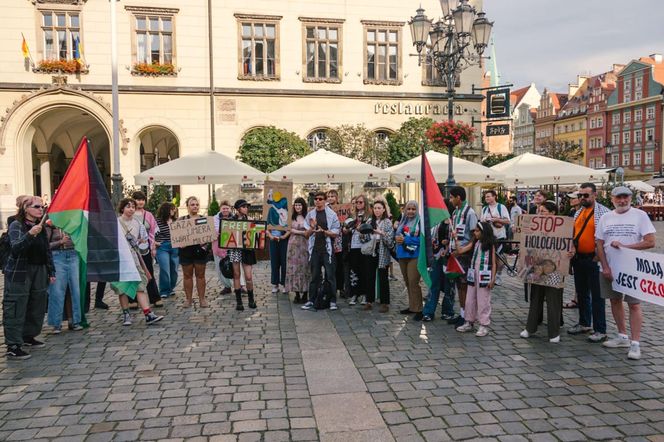 Głośny protest na Rynku we Wrocławiu przeciwko działaniom Izraela.„To nasz moralny obowiązek”