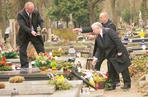 Ochroniarze Kaczyńskiego czyszczą mu groby