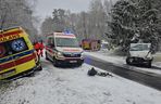 Zderzenie karetki pogotowia z samochodem dostawczym pod Warszawą. Ambulans zjechał na przeciwległy pas