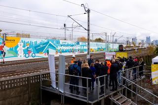 Mural przy stacji kolejowej Warszawa Zachodnia – element kampanii „Bezpieczny Przejazd”