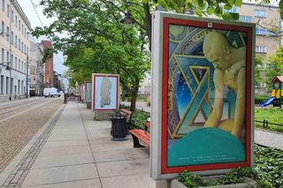 Kontrowersyjna wystawa we Wrocławiu. Mieszkańcy są oburzeni. Co artysta miał na myśli?