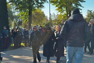 Zapłakana Edzia z nad grobem Dżejka. Kaźmierska nie weszła jej w drogę
