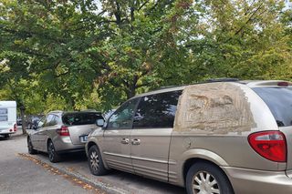 26 aut zniszczonych na warszawskim parkingu. Wandale użyli nawet ławki