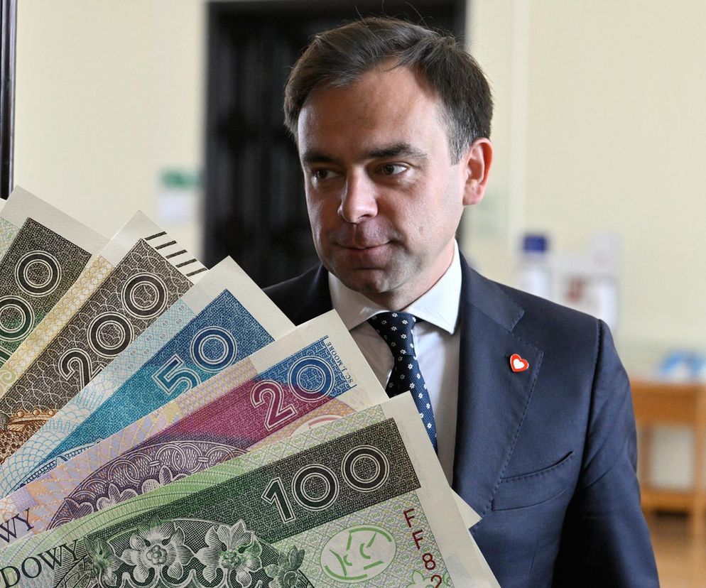 Andrzej Domański, Minister Finansów, przedstawiony z banknotami, symbolizującymi wyzwania budżetowe rządu Tuska i konieczność znalezienia 30 mld zł oszczędności, aby uniknąć nowelizacji ustawy. Więcej o cięciach budżetowych przeczytasz na Super Biznes.