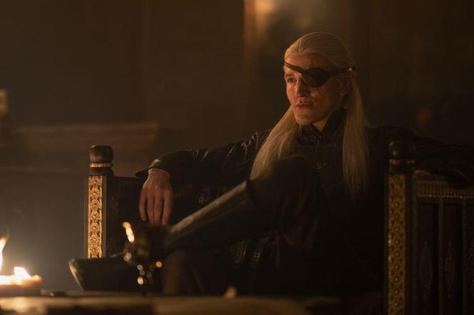 Ewan Mitchell jako książę Aemond Targaryen.