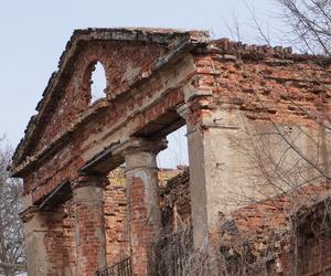 Ruiny dworu w Lewickich pod Białymstokiem