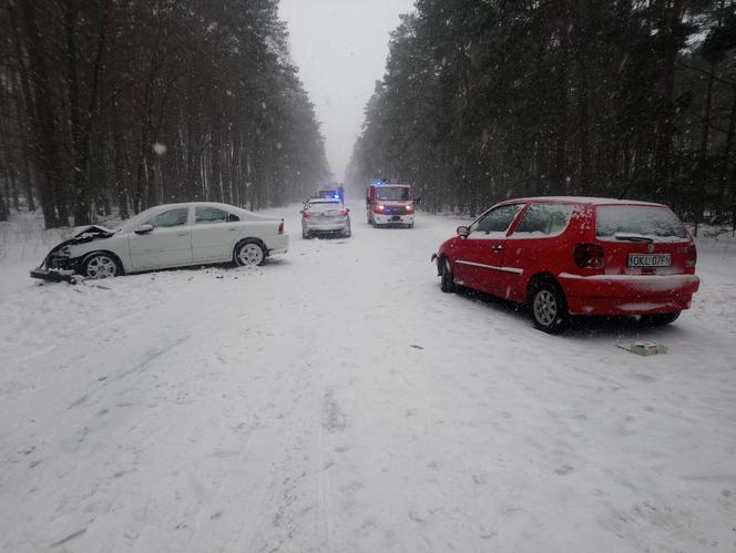 Czołówka dwóch osobówek – DK 74 całkowicie ZABLOKOWANA 