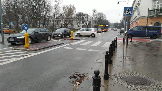 Feralny znak na Dobrej. Kierowcy uderzyli w niego 50 razy w półtora roku