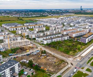 Odwiedzam słynne Jagodno we Wrocławiu. W 25 lat w miejscu pól wyrosło spore miasto. Plac budowy na każdym kroku