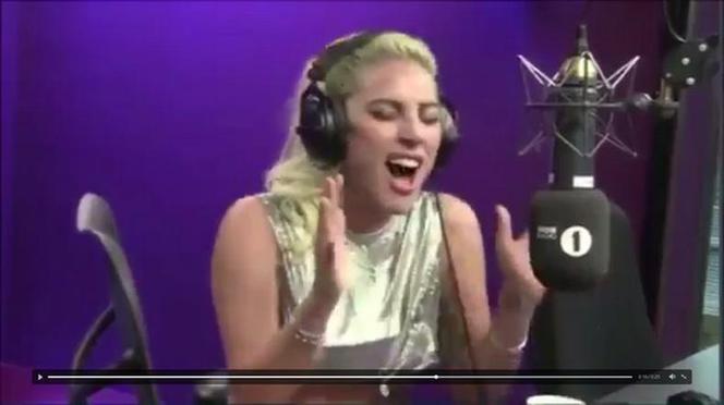 Lady Gaga śpiewa Perfect Illusion na żywo w radiu