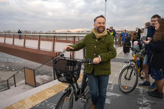 Tak wygląda nowy most w Warszawie. Kładka pieszo-rowerowa nad Wisłą otwarta