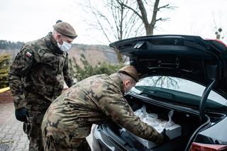 Ciepłe posiłki i książki dla seniorów z dostawą do domu