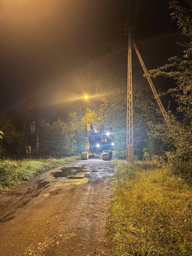 Trwa walka o osiedle Marszowice we Wrocławiu. Na miejscu pracują żołnierze i strażacy 