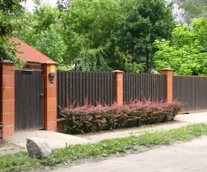 Czy można postawić płot przy płocie? Ile trzeba odsunąć ogrodzenie od granicy działki? Przepisy 2024