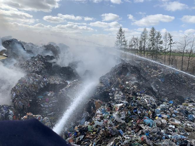 Pożar składowiska w Łowiczku! 19 zastępów straży pożarnej w akcji