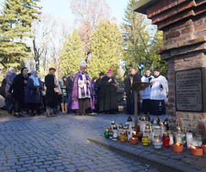 1 listopada na cmentarzu przy ul. Lipowej w Lublinie. Mieszkańcy odwiedzają groby swoich bliskich