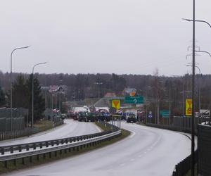 Protest rolników z 20 lutego. Blokada drogi obok Białegostoku