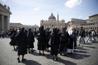 Nie żyje papież Franciszek. Wierni gromadzą się na Placu św. Piotra