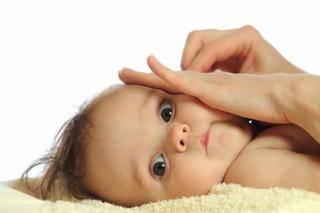 Pielęgnacja uszu niemowlaka. Jak czyścić uszy niemowlaka?