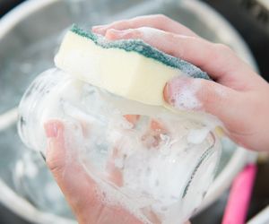 Jak pozbyć się kleju ze słoika? Sprawdź 3 domowe metody bez moczenia i szorowania 